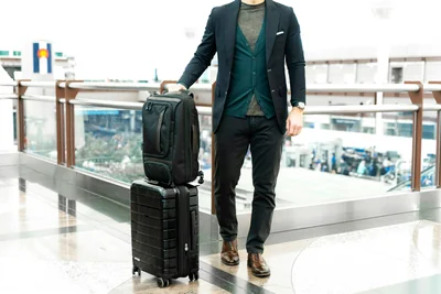 Smart gepackt: Stylische Outfits für wechselhaftes Reisewetter