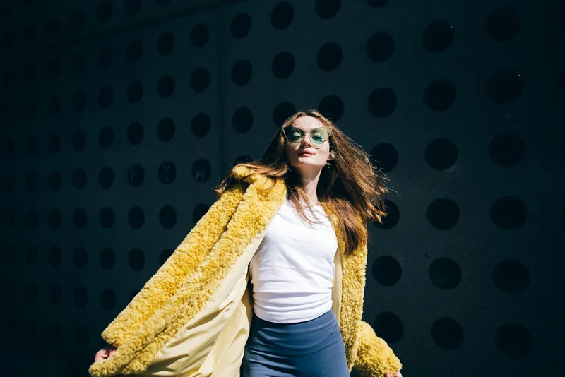 Vom Frühling in den Sommer: Outfit-Übergang bei wechselnden Temperaturen