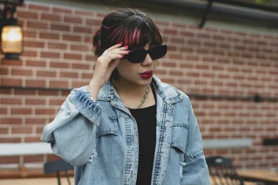 Vom Frühling in den Sommer: Outfit-Übergang bei wechselnden Temperaturen