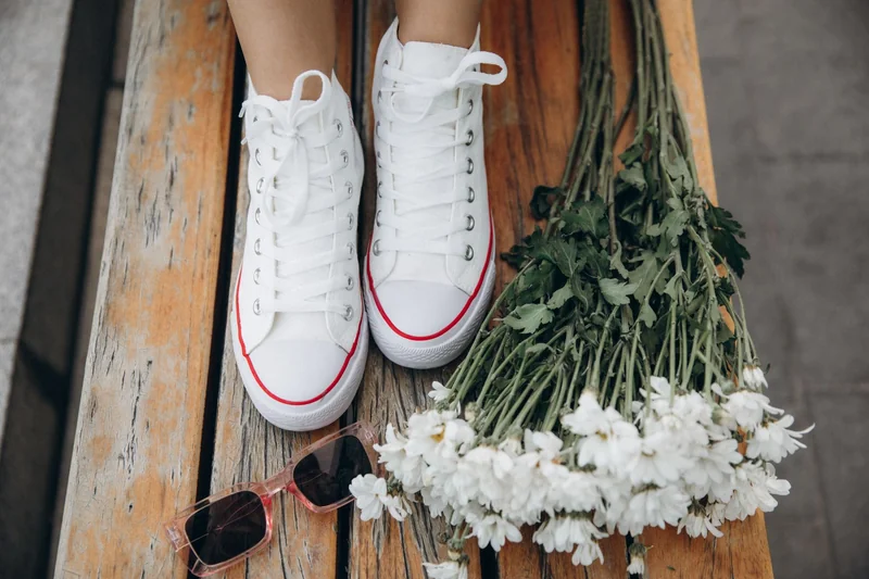 Weiße Sneaker Outfits & Birkenstock stylen: Sonnenbrille Aesthetic