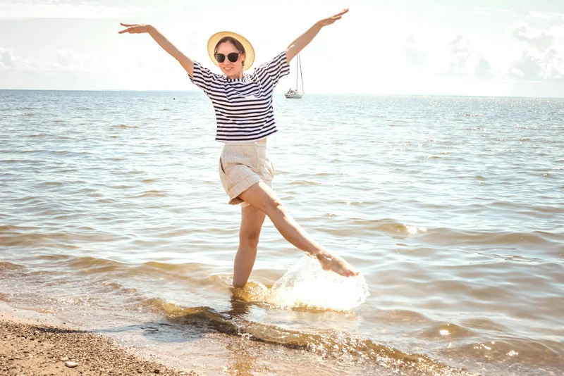 Weiße Sneaker Outfits & Birkenstock stylen: Sonnenbrille Aesthetic