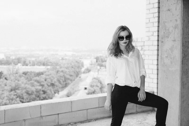 Outfits con zapatillas blancas y sandalias de plataforma: trío ideal