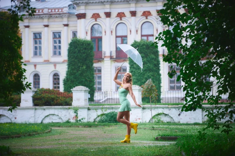 Outfits para días de lluvia casuales con botas de agua y frío