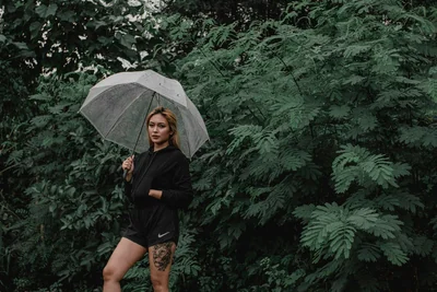 Outfits para días de lluvia casuales con botas de agua y frío