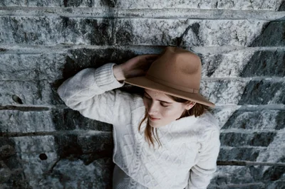 L’art de l’accessoire : foulards et chapeaux pour la mi-saison