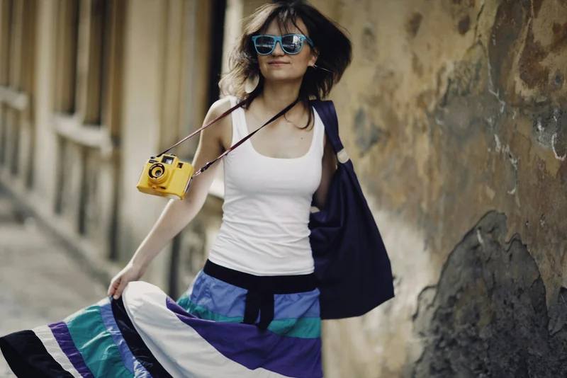 Lunettes de soleil esthétiques & tote bag : accessoires météo-style