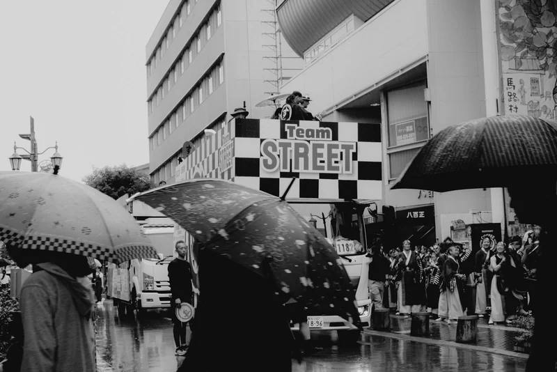 S’habiller pour un mariage sous la pluie : mi-saison