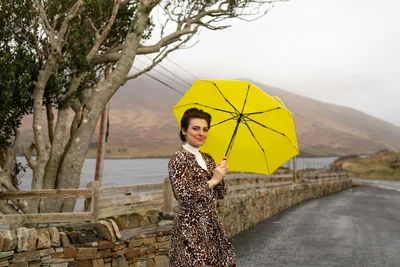 S’habiller pour un mariage sous la pluie : mi-saison