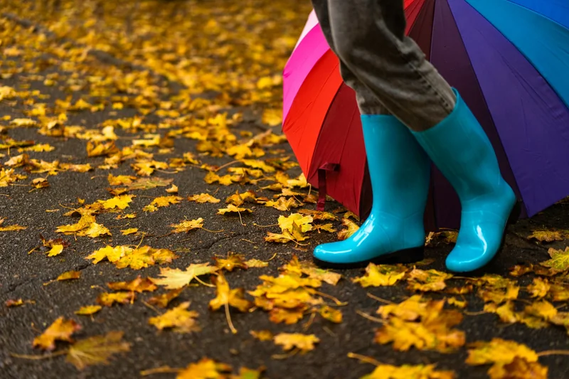 Tenue de pluie femme stylée : bottes de pluie & temps gris