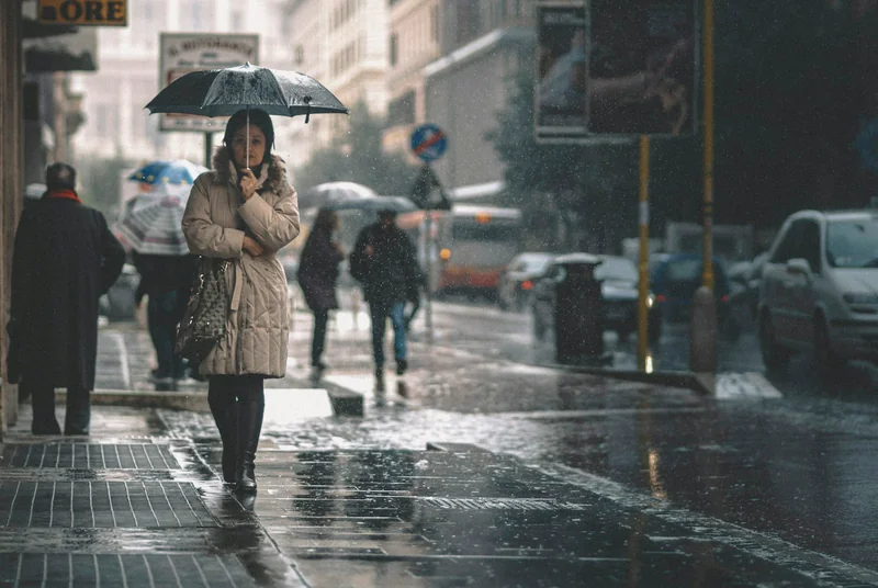 Tenue de pluie femme stylée : bottes de pluie & temps gris