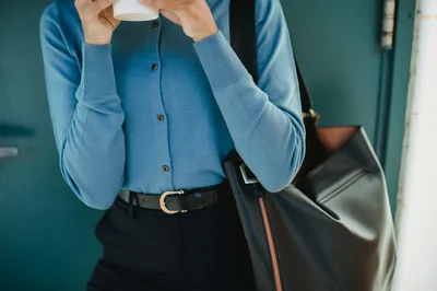 Dettagli di stile: borse e cappelli ideali per la mezza stagione