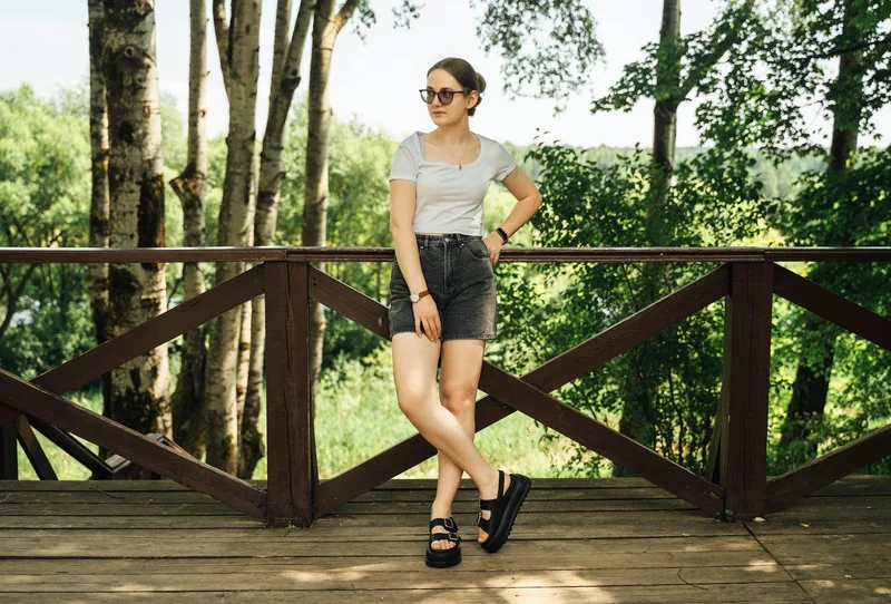 Sandali con zeppa e platform: accessori giusti con stile