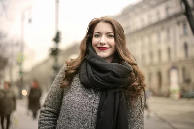 季節の変わり目に効く！コーデを格上げする小物使いのコツ