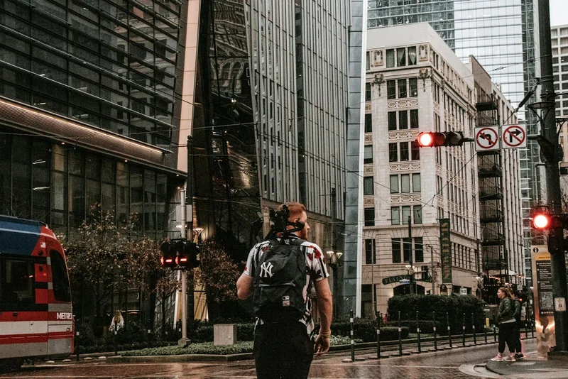 旅行コーデ｜写真映えも歩きやすさも叶える大人の旅スタイル2026