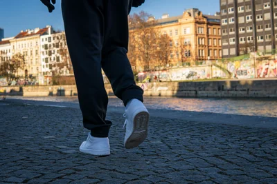 20 Bin Adımda Şık Kalın: Rahat ve Fotojenik Gezi Kombinleri