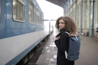 Tren Yolculuğu Kıyafeti: Konforlu ve Modaya Uygun Seçimler