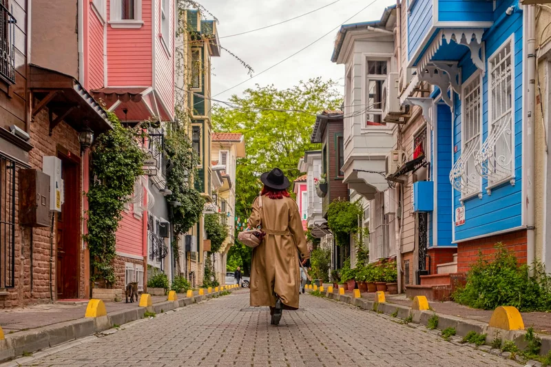 Yağmur botu kombinleri: Su geçirmez spor ayakkabı & diz çizmesi