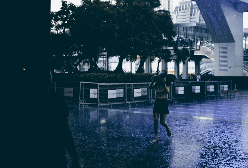 Yağmurlu Günler İçin Doğru Ayakkabı ve Aksesuar Seçimi